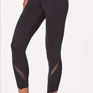 Lululemon scalloped Wunder under capris